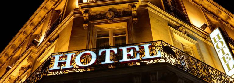 Hotel lichtreclame op gevel